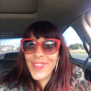 Meet your Posher, Eden, artsytreasure hunter😍